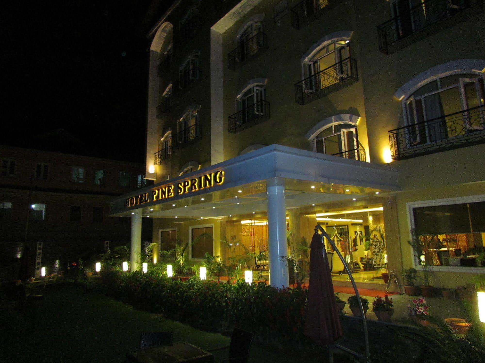 Hotel Pine Spring Wazir Bagh Srīnagar エクステリア 写真
