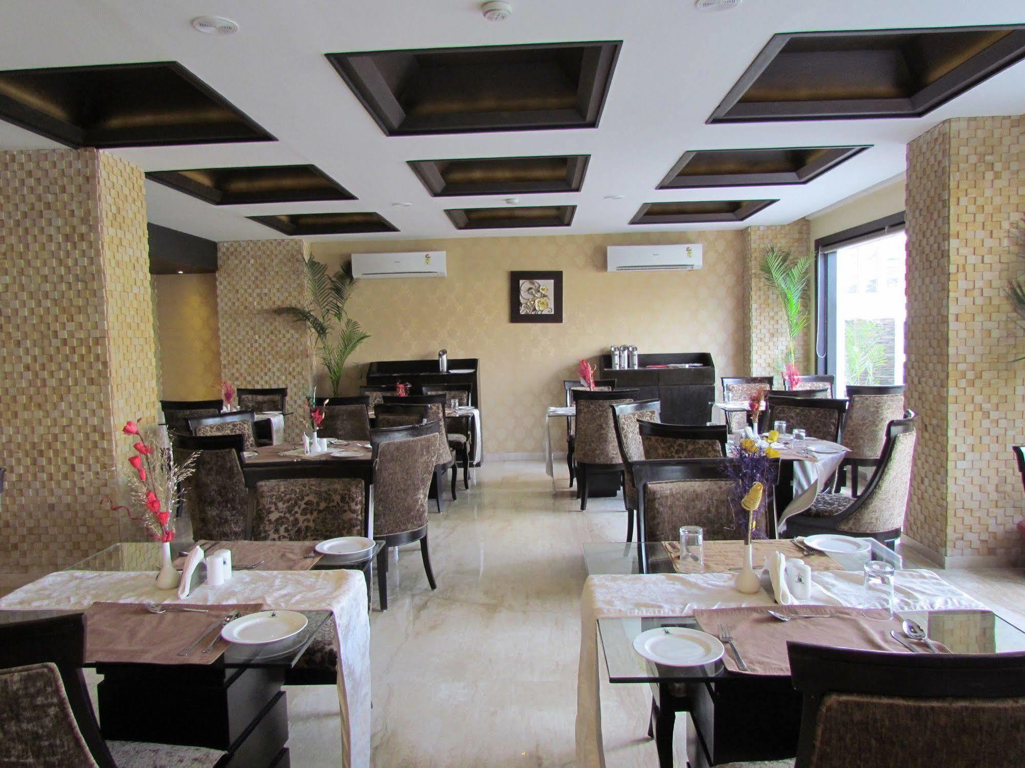 Hotel Pine Spring Wazir Bagh Srīnagar エクステリア 写真