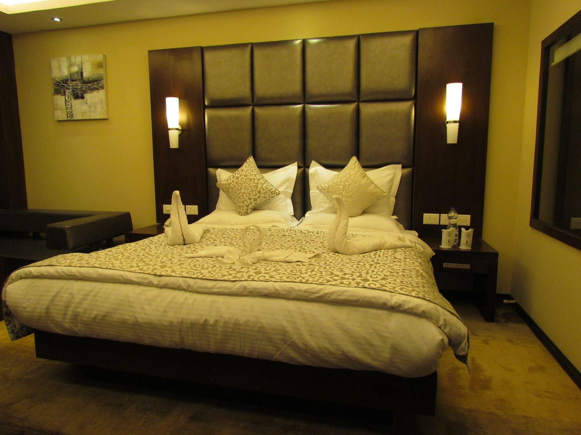 Hotel Pine Spring Wazir Bagh Srīnagar エクステリア 写真