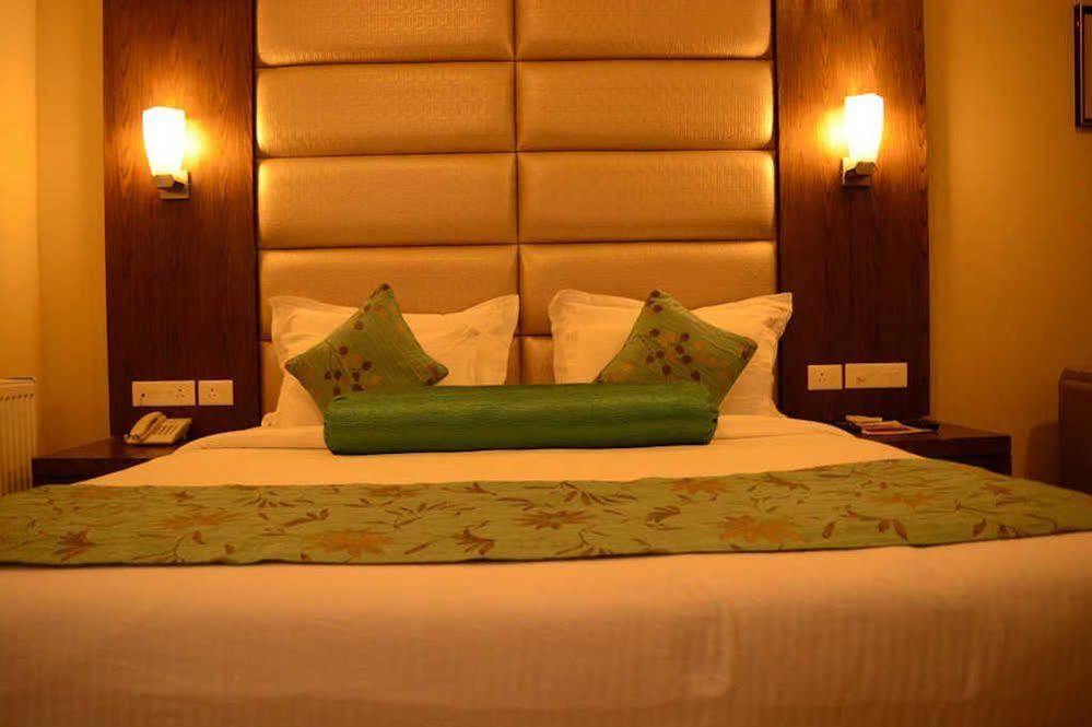 Hotel Pine Spring Wazir Bagh Srīnagar エクステリア 写真